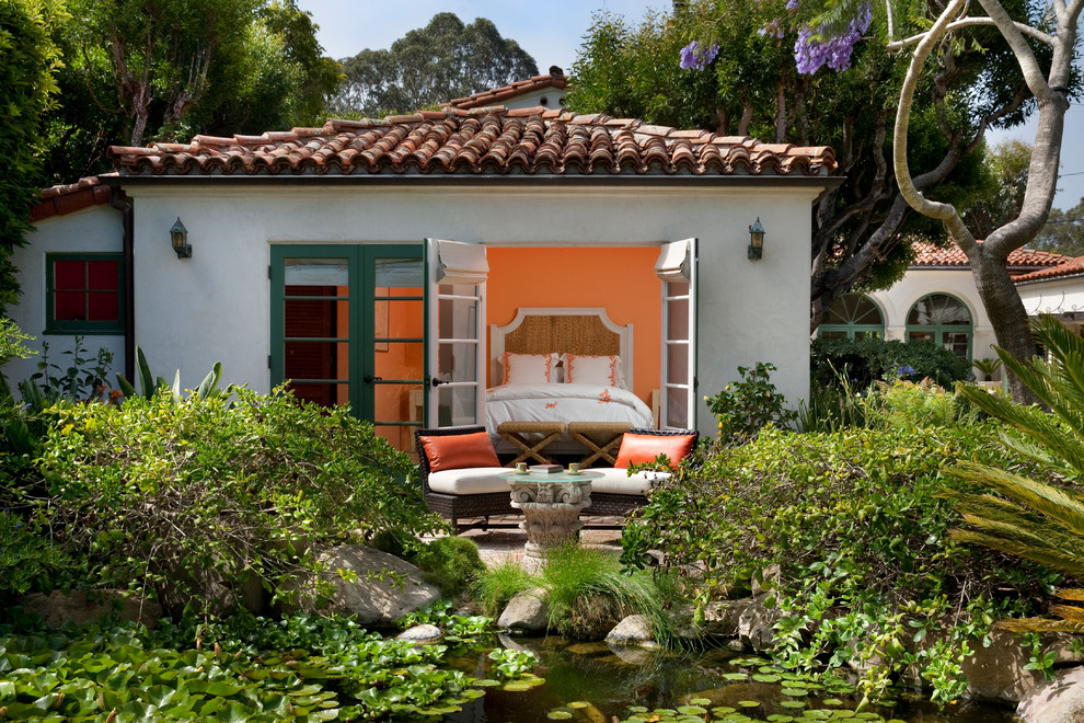 Einstöckiges Mediterranes Haus mit Putzfassade, Walmdach und weißer Fassadenfarbe in Santa Barbara