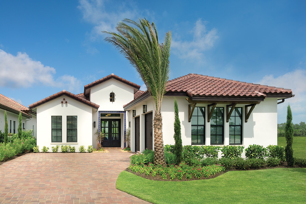 Large contemporary white one-story stucco exterior home idea in Tampa