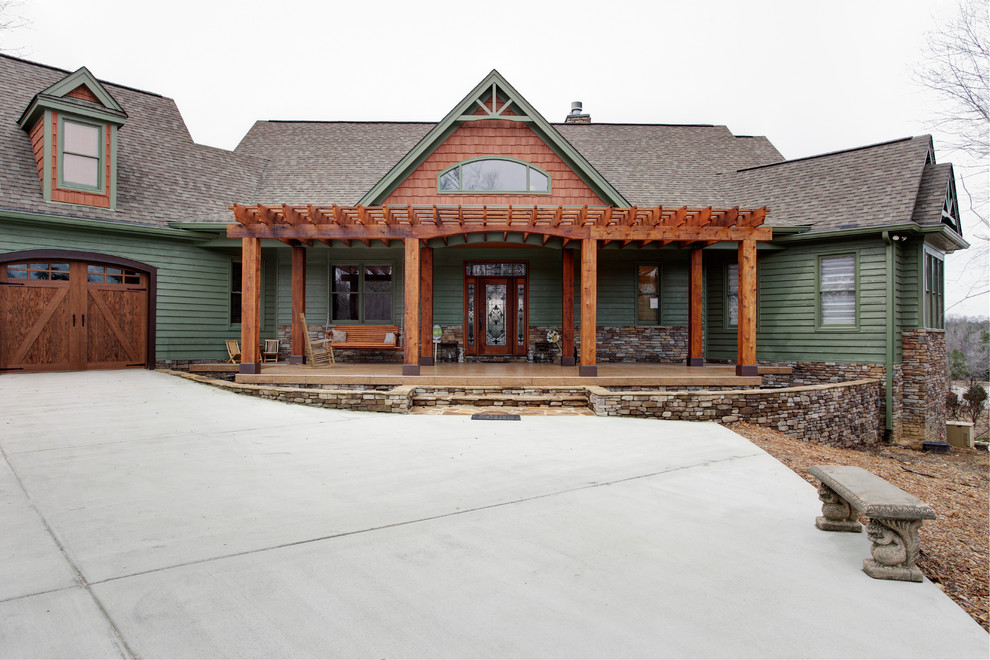 Cette image montre une façade de maison verte craftsman en bois de taille moyenne et de plain-pied avec un toit à deux pans et un toit en shingle.