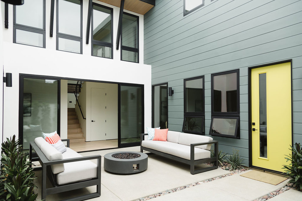 Imagen de fachada de casa blanca minimalista grande de dos plantas con revestimientos combinados y tejado de varios materiales