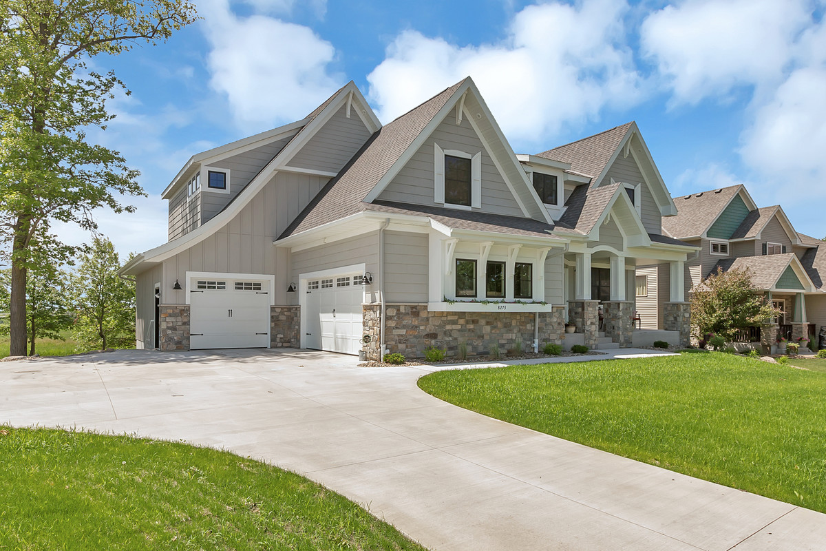 Mittelgroßes, Zweistöckiges Uriges Einfamilienhaus mit Steinfassade, grauer Fassadenfarbe, Satteldach und Schindeldach in Minneapolis