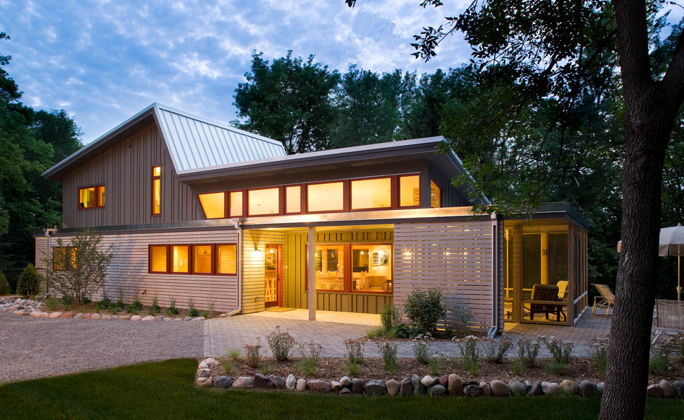 Exemple d'une façade de maison grise moderne en panneau de béton fibré avec un toit en appentis.