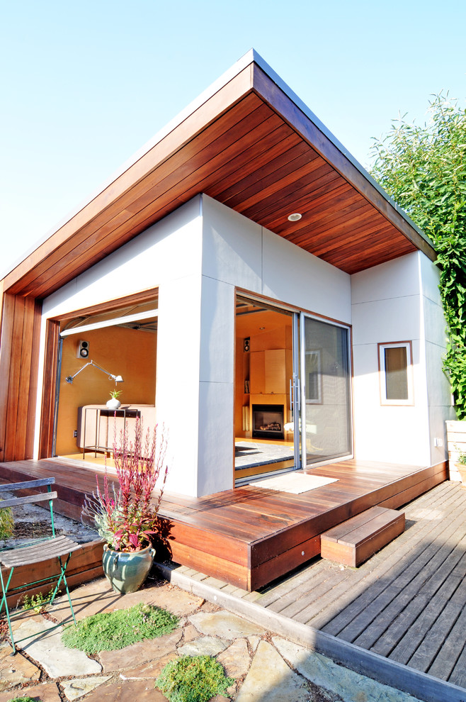 Idée de décoration pour une façade de maison blanche minimaliste de taille moyenne et de plain-pied avec un toit en appentis.