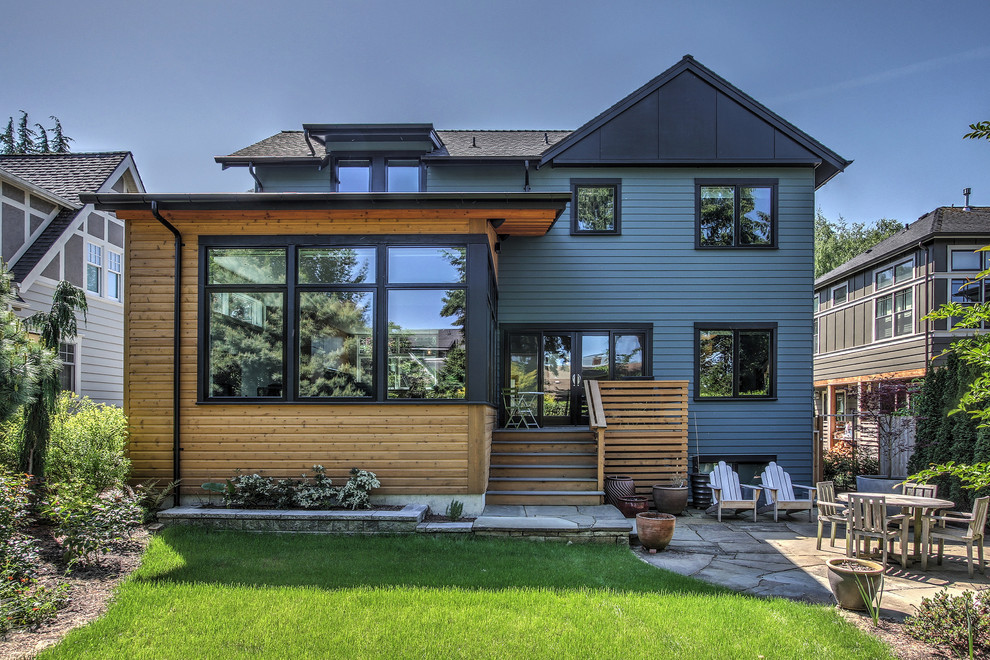 Ispirazione per la facciata di una casa grande blu contemporanea a due piani con rivestimento in legno e tetto a capanna