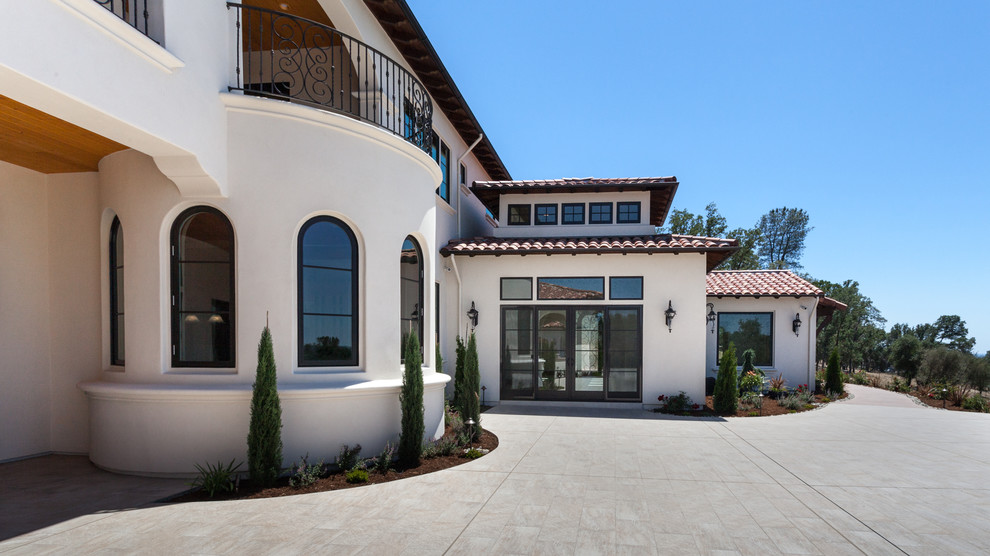 Großes, Zweistöckiges Mediterranes Haus mit Putzfassade und weißer Fassadenfarbe in Sacramento