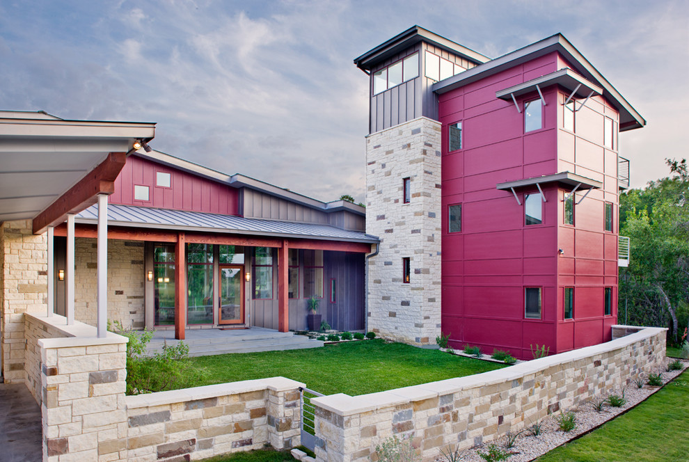 Свежая идея для дизайна: красный, большой, трехэтажный частный загородный дом в современном стиле с комбинированной облицовкой, односкатной крышей и металлической крышей - отличное фото интерьера