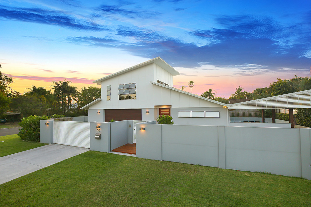 Großes, Zweistöckiges Modernes Haus mit Faserzement-Fassade, grauer Fassadenfarbe und Halbwalmdach in Sunshine Coast