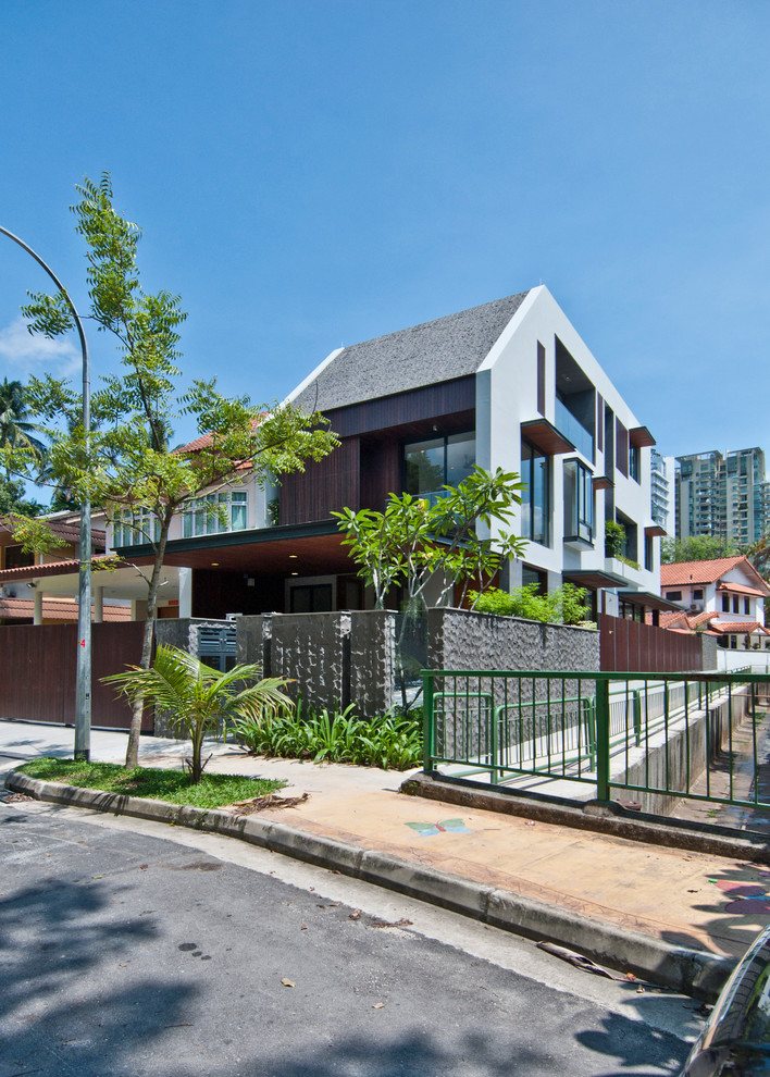 シンガポールにあるモダンスタイルのおしゃれな家の外観の写真