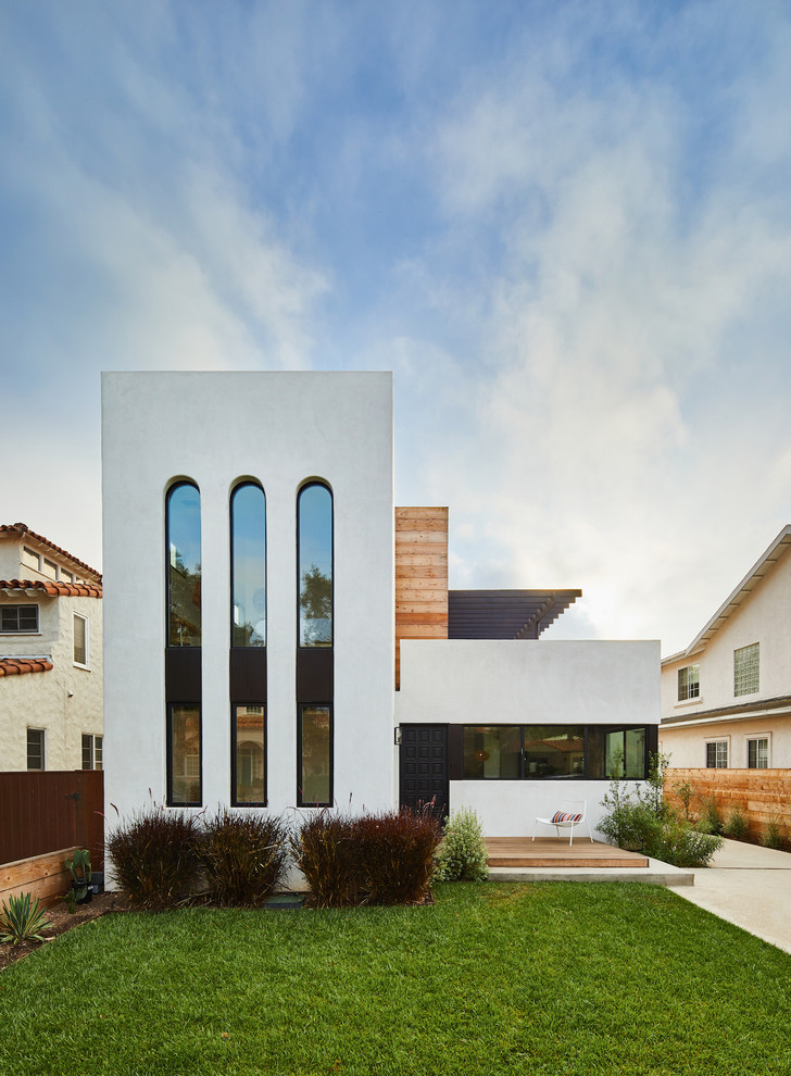 Modelo de fachada de casa blanca moderna grande de dos plantas con revestimiento de madera y tejado plano