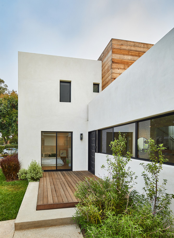 Imagen de fachada de casa blanca moderna grande de dos plantas con revestimiento de madera y tejado plano