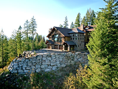 シアトルにあるラグジュアリーな巨大なラスティックスタイルのおしゃれな家の外観 (石材サイディング) の写真