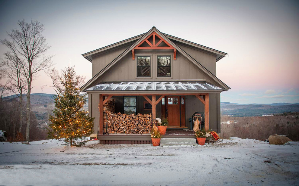 Идея дизайна: маленький, двухэтажный, деревянный, серый дом в стиле рустика с двускатной крышей для на участке и в саду