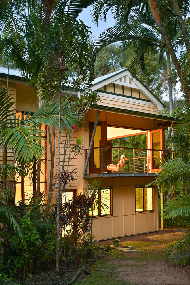 Diseño de fachada de casa multicolor exótica grande de dos plantas con tejado a cuatro aguas y tejado de metal
