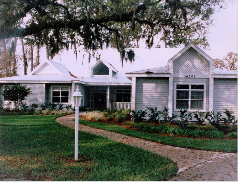Cette image montre une façade de maison bleue marine de taille moyenne et de plain-pied avec un revêtement en vinyle.