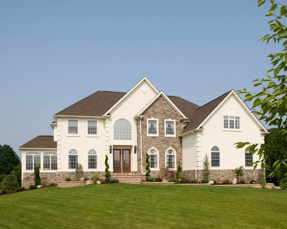 Cette photo montre une très grande façade de maison blanche chic à un étage avec un revêtement mixte et un toit à deux pans.