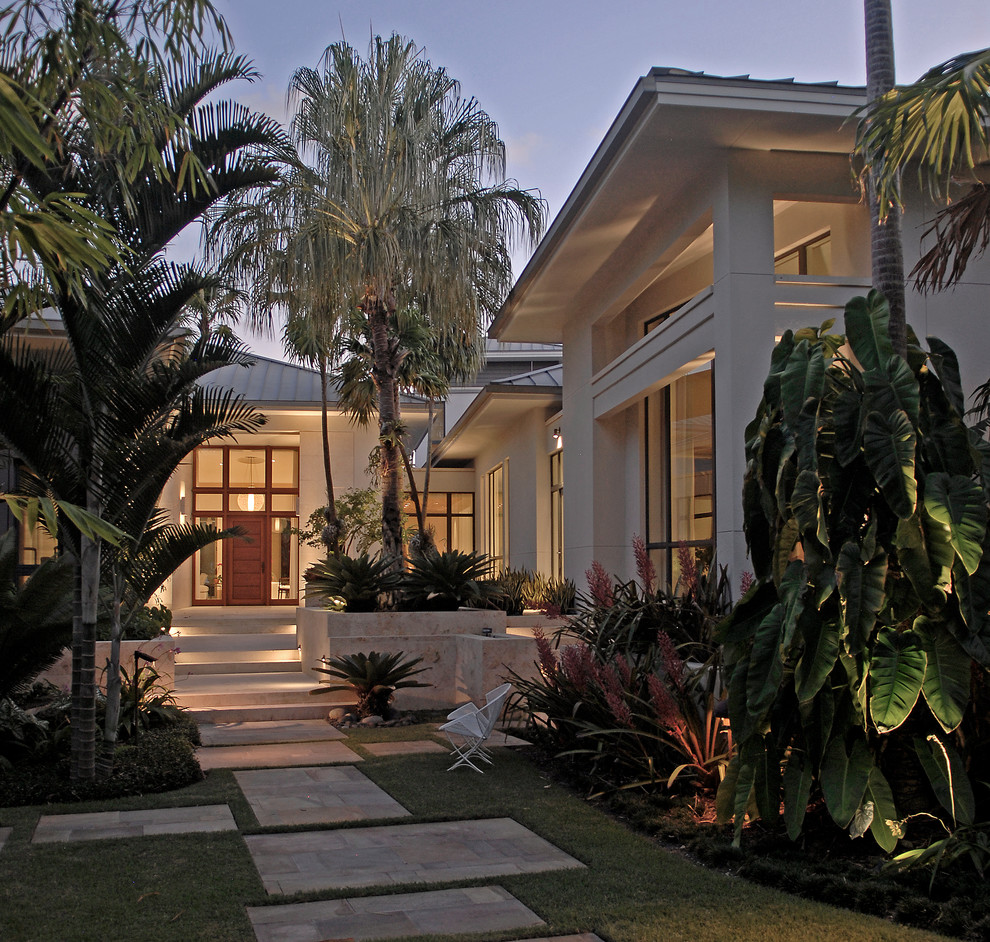 Стильный дизайн: огромный, одноэтажный, белый дом в стиле модернизм с комбинированной облицовкой и вальмовой крышей - последний тренд