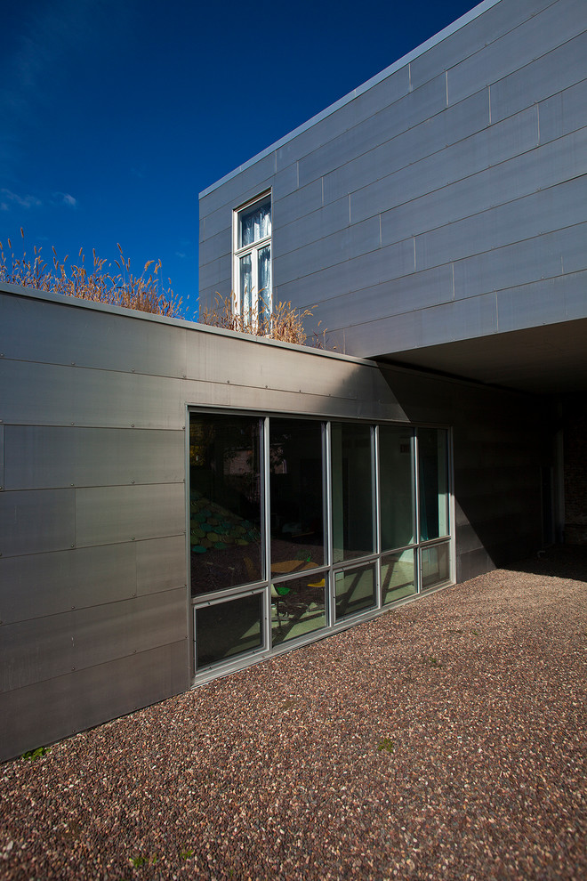 Mittelgroßes, Zweistöckiges Modernes Haus mit Metallfassade und grauer Fassadenfarbe in Chicago