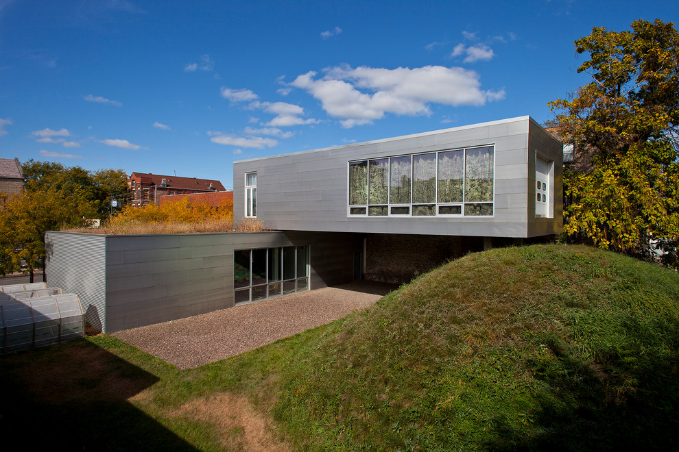 Exemple d'une façade de maison container métallique et grise moderne de taille moyenne et à un étage.
