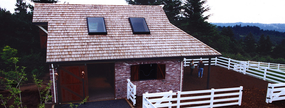 Foto della facciata di una casa piccola classica a un piano con rivestimento in mattoni