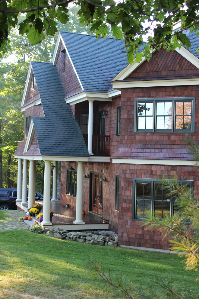 Idee per la facciata di una casa american style a due piani con rivestimento in legno
