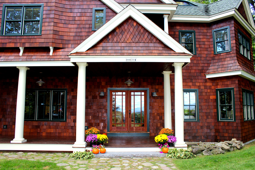 Foto della facciata di una casa marrone american style con rivestimento in legno