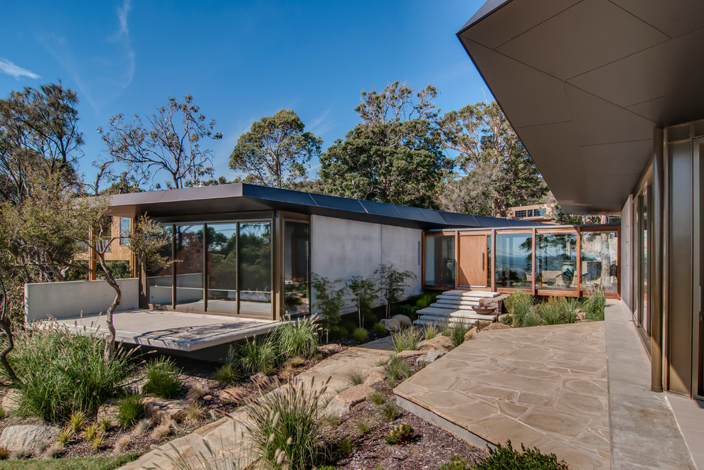 Photo of a contemporary house exterior in Canberra - Queanbeyan.