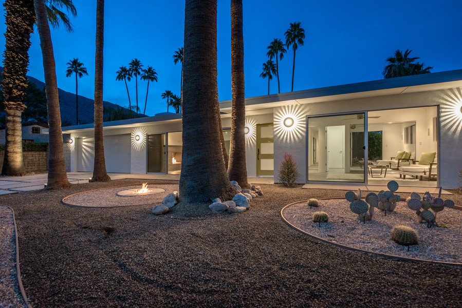 Large mid-century modern white one-story stucco flat roof photo in Los Angeles