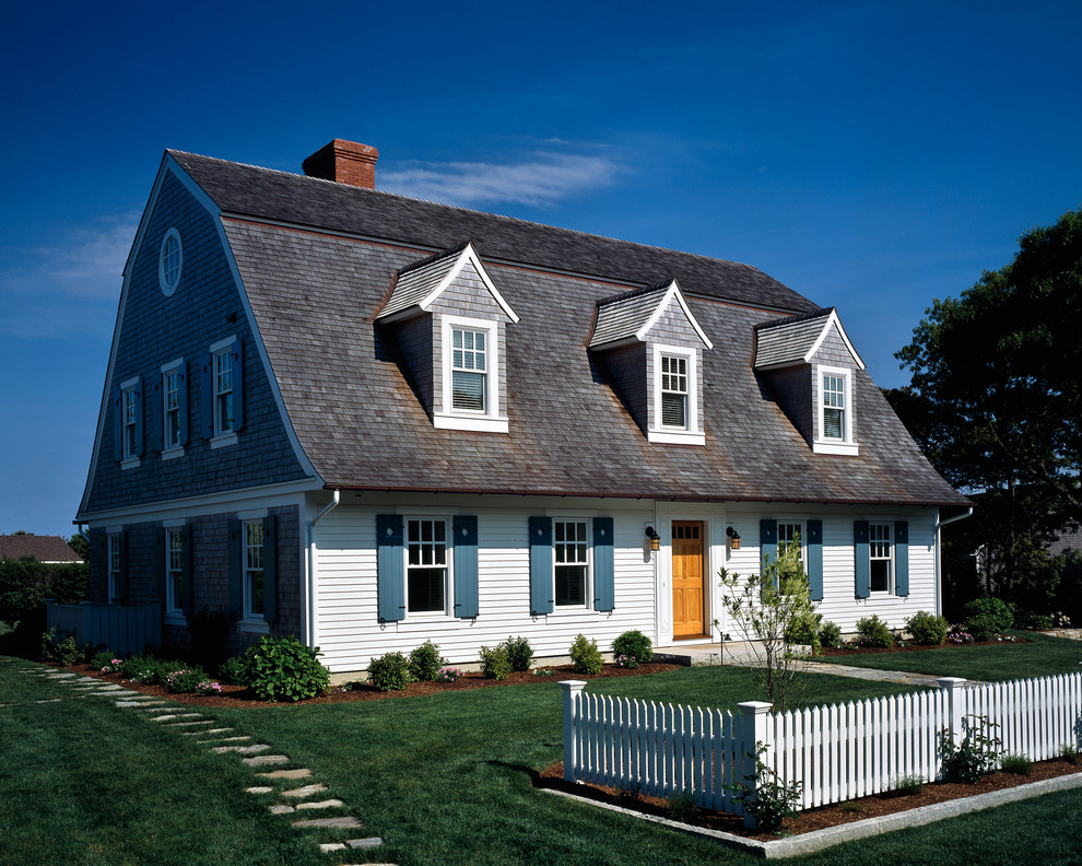 Aménagement d'une façade de maison bord de mer de taille moyenne et à un étage avec un toit de Gambrel.