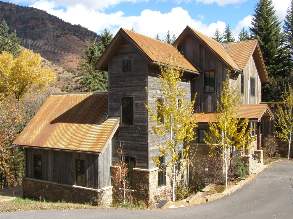 Rustikale Holzfassade Haus mit Blechdach in Denver