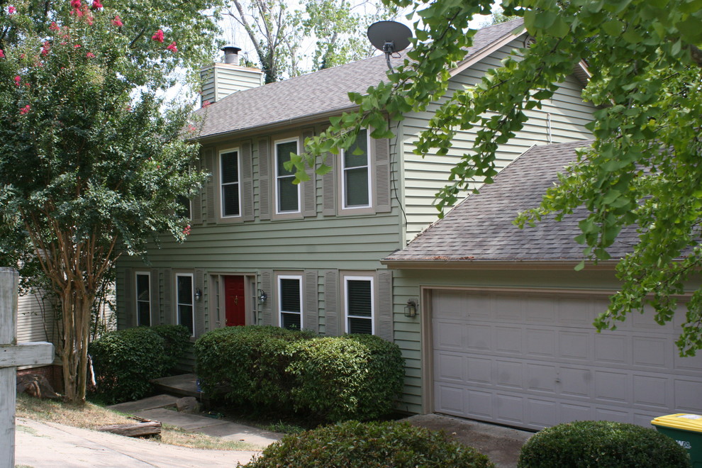 Cette photo montre une grande façade de maison verte tendance à un étage avec un revêtement en vinyle et un toit à deux pans.