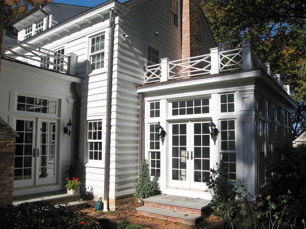 Ispirazione per la facciata di una casa grande bianca classica a due piani con rivestimento in legno e tetto a capanna