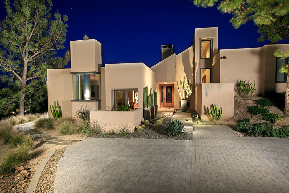 Großes, Einstöckiges Modernes Einfamilienhaus mit Lehmfassade, beiger Fassadenfarbe, Pultdach und Schindeldach in San Diego