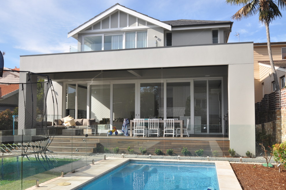 Cette photo montre une façade de maison grise tendance de taille moyenne et à un étage.