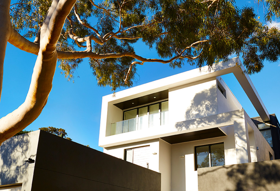 Свежая идея для дизайна: двухэтажный, белый дом среднего размера в стиле модернизм с облицовкой из металла и плоской крышей - отличное фото интерьера