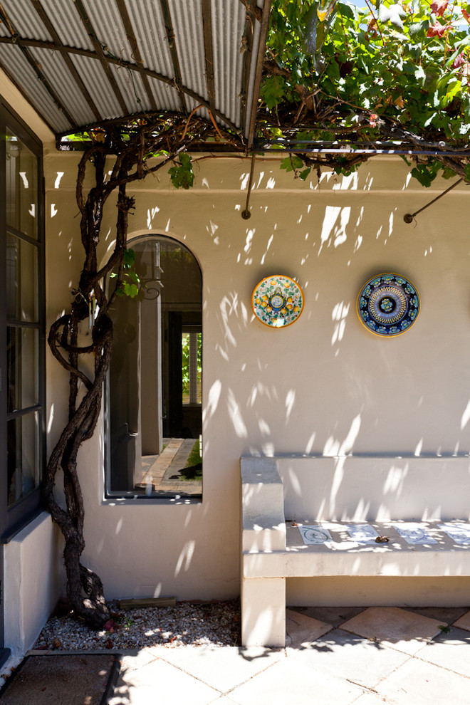パースにある高級な中くらいな地中海スタイルのおしゃれな家の外観 (漆喰サイディング) の写真