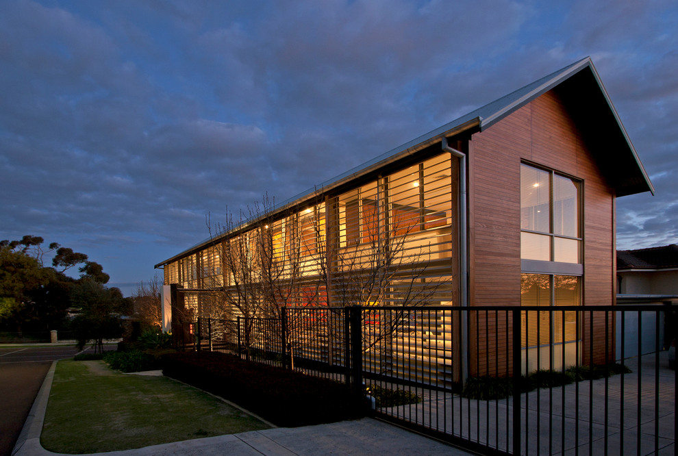 Diseño de fachada contemporánea con revestimiento de madera y tejado a dos aguas