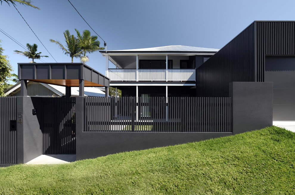 Idee per la villa nera contemporanea a due piani con rivestimenti misti, tetto a padiglione e copertura in metallo o lamiera