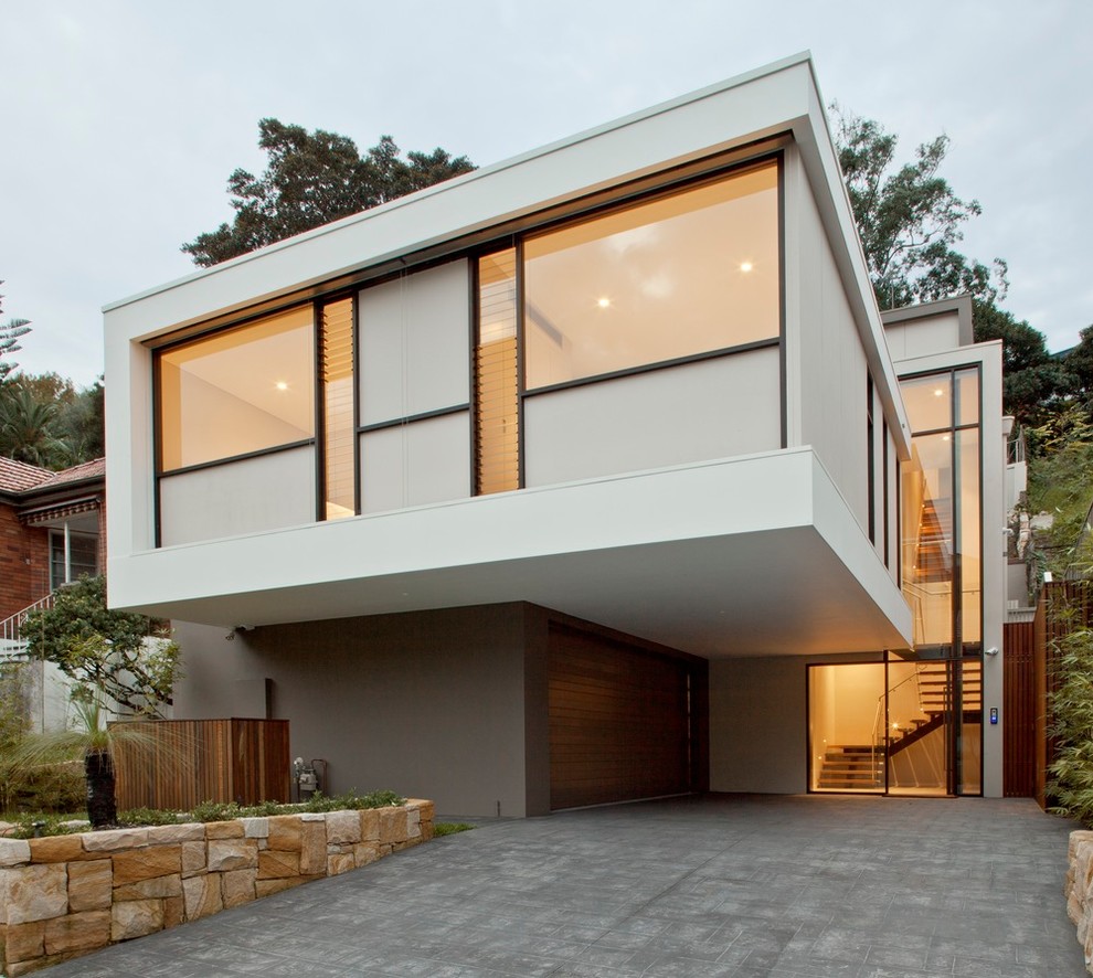 Réalisation d'une façade de maison multicolore design en stuc à deux étages et plus avec un toit plat.