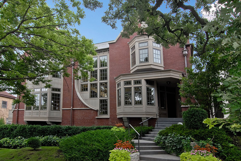 Inspiration pour une façade de maison design en brique.