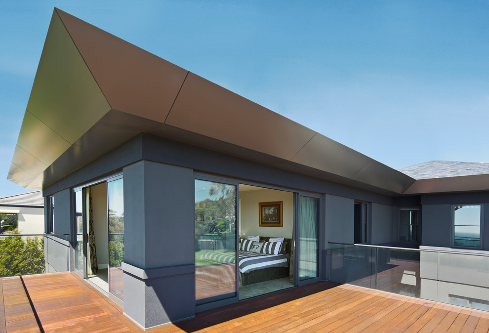 Modelo de fachada gris minimalista grande de dos plantas con revestimiento de metal y tejado a cuatro aguas
