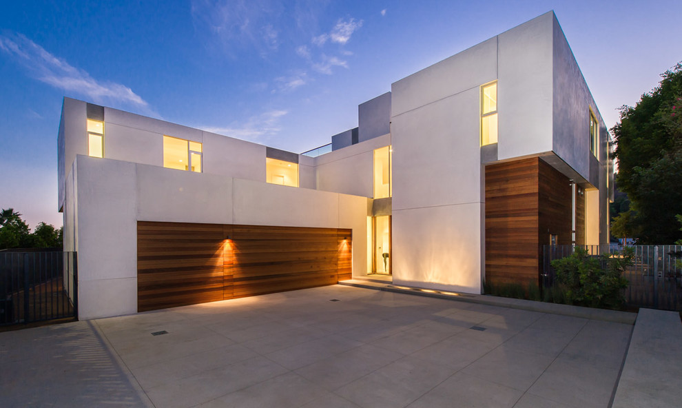 Diseño de fachada de casa blanca minimalista grande de dos plantas con revestimiento de hormigón y tejado plano