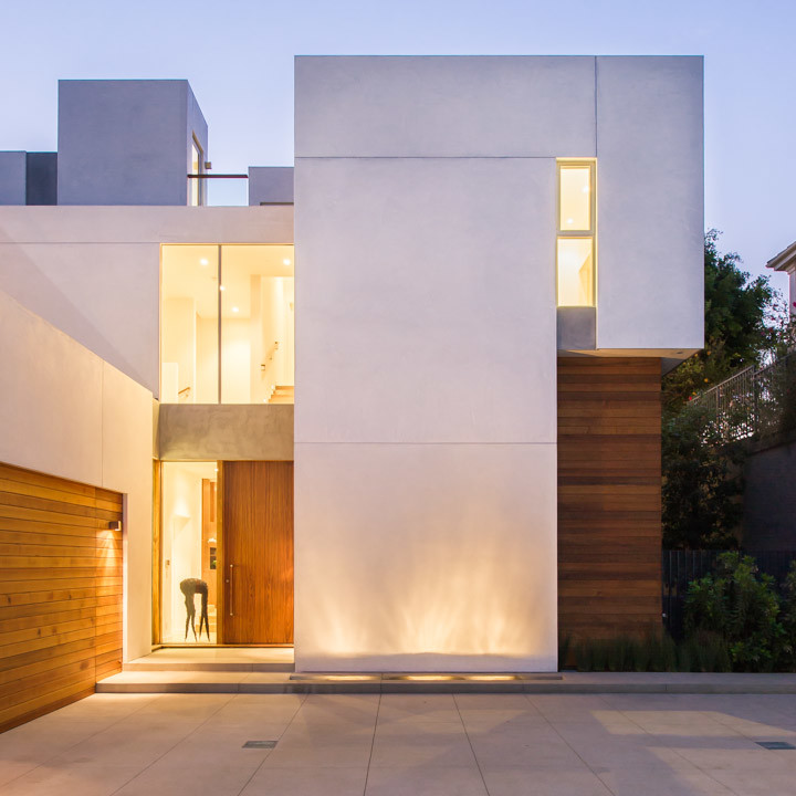 Großes, Zweistöckiges Modernes Einfamilienhaus mit weißer Fassadenfarbe, Betonfassade und Flachdach in Los Angeles