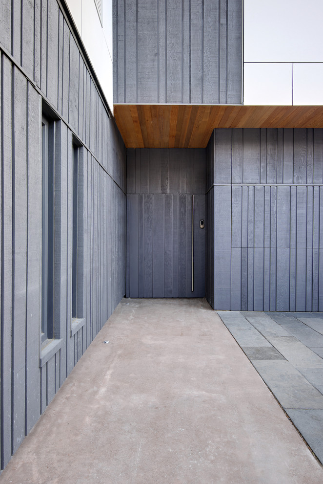 Große, Dreistöckige Skandinavische Holzfassade Haus mit schwarzer Fassadenfarbe in Toronto