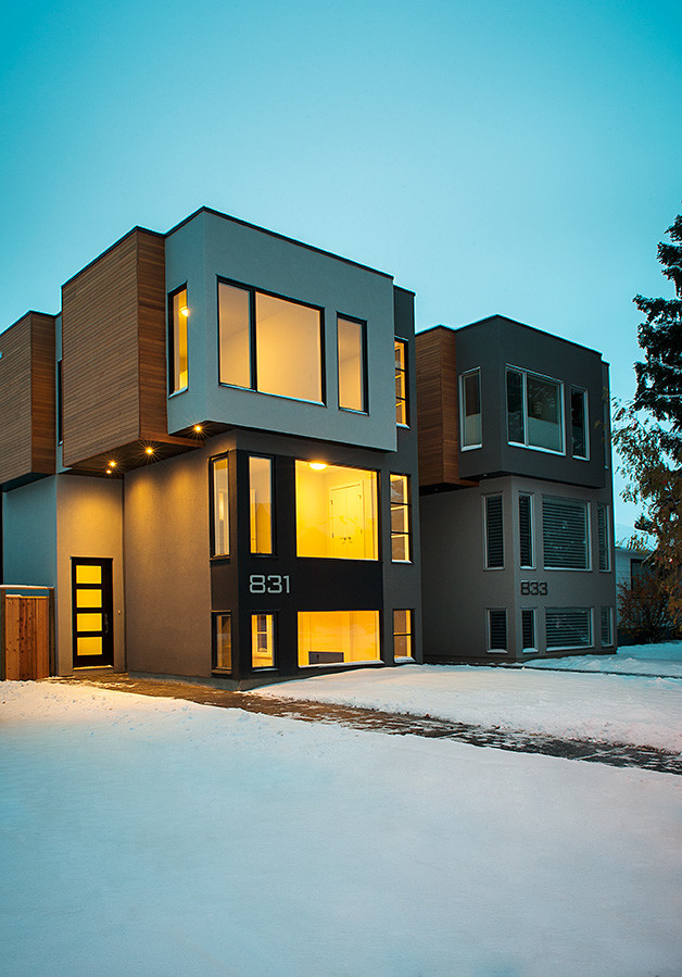 Ispirazione per la facciata di una casa blu moderna a due piani con rivestimenti misti