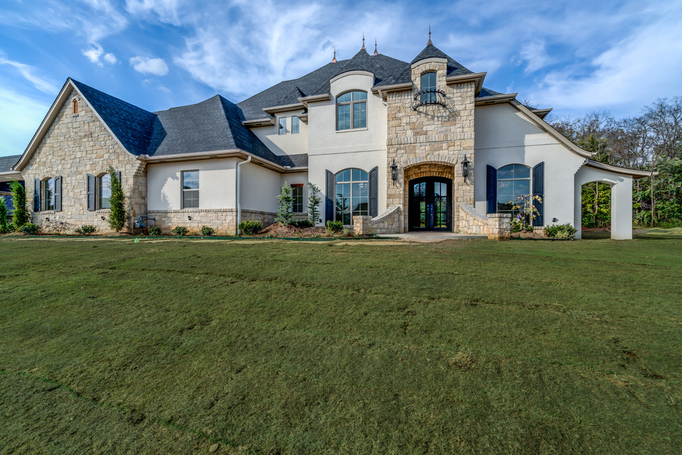 Geräumiges, Zweistöckiges Klassisches Einfamilienhaus mit Mix-Fassade, bunter Fassadenfarbe, Walmdach und Schindeldach in Oklahoma City