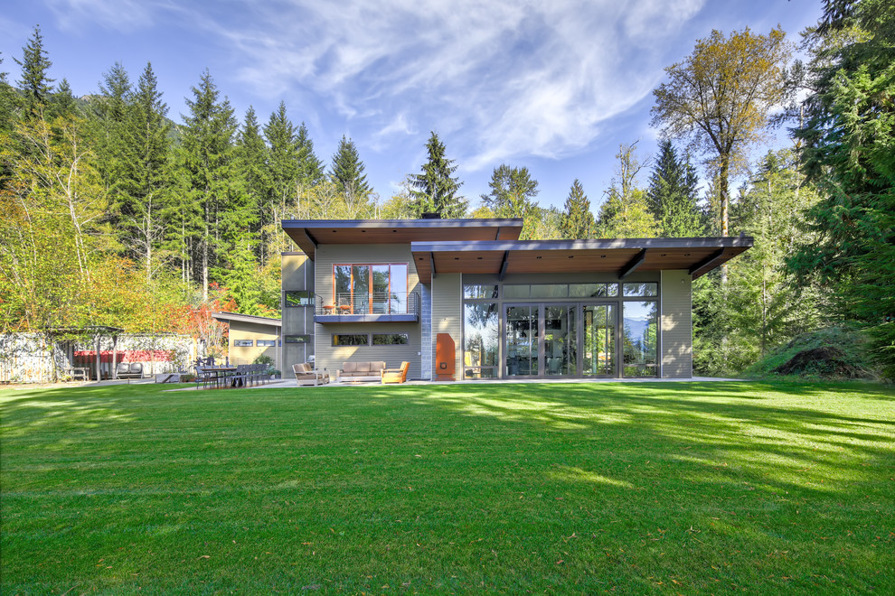 Пример оригинального дизайна: двухэтажный, серый частный загородный дом в современном стиле с плоской крышей