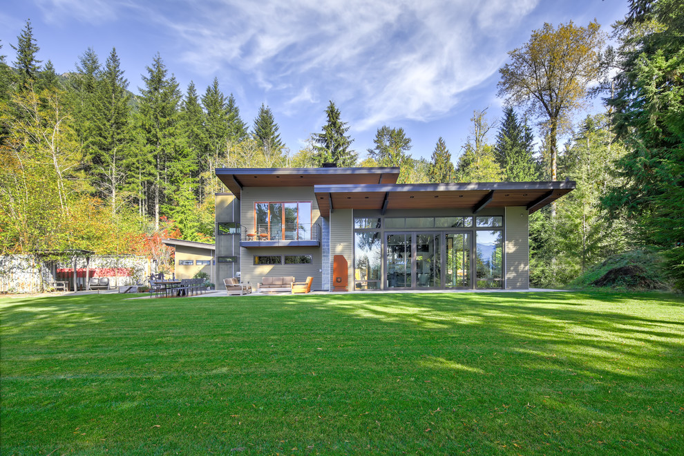 Immagine della villa grigia contemporanea a due piani con tetto piano