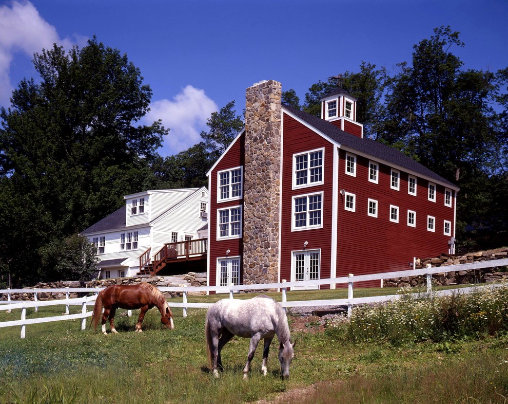 Aménagement d'une grande façade de maison rouge classique en bois à deux étages et plus avec un toit à deux pans.