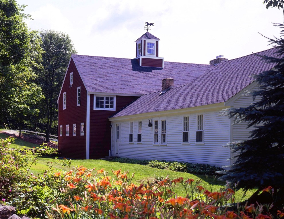 Bild på ett stort vintage rött trähus, med tre eller fler plan och sadeltak