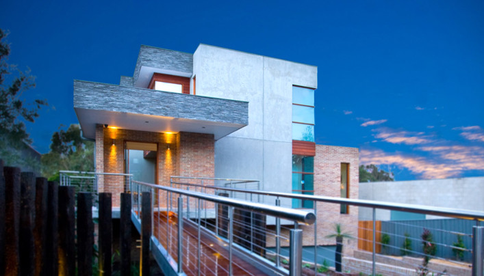 Cette image montre une grande façade de maison grise minimaliste.